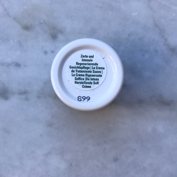 La Mer The Moisturizing Soft Cream Jar - Picture 4 of 5